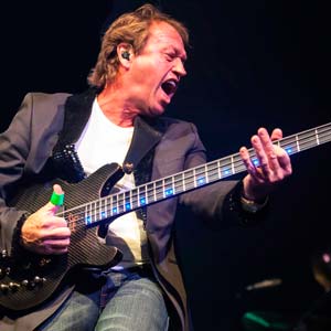 Level 42 tourt door het land