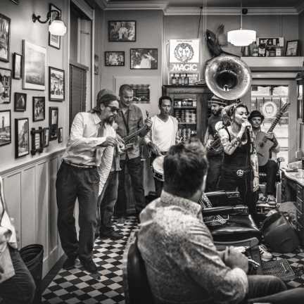 "on the road' door Han Ernest